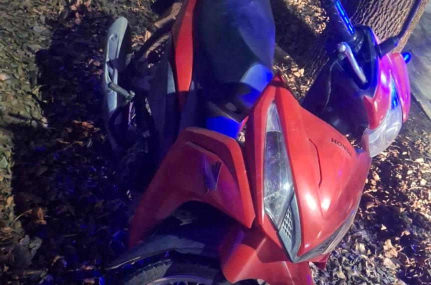 La Honda Wave roja Su dueña la dejó en una casa porque se le rompió la cadena y se llevaron a la madrugada