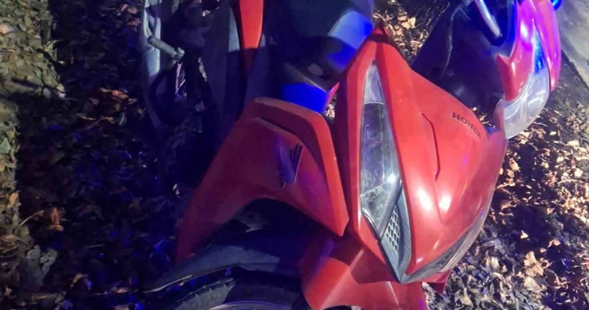 La Honda Wave roja Su dueña la dejó en una casa porque se le rompió la cadena y se llevaron a la madrugada