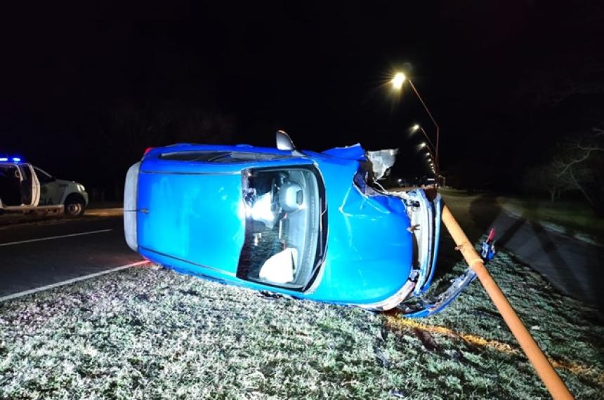 El auto terminó de costado tras colisionar con la columna