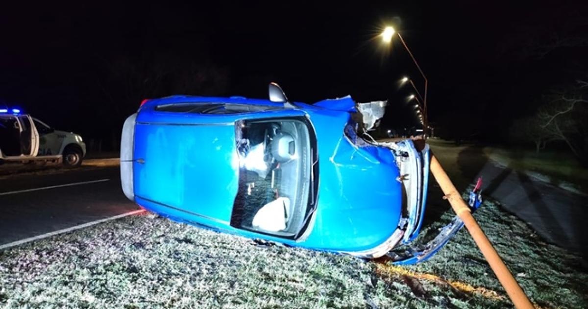 El auto terminó de costado tras colisionar con la columna
