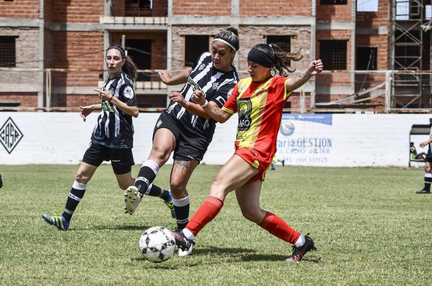 Las jugadoras de f�tbol femenino reclaman mayor acompañamiento