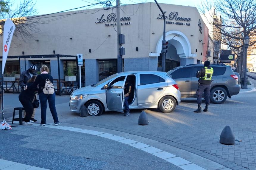 Otra vez los bolardos se llevaron puesto otro vehículo