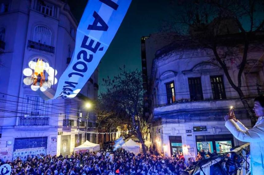 El Tribunal Oral Federal N� 2 advirtió a Cristina Kirchner tras la instalación de una bandera frente a su domicilio y le recordó que debe respetar las condiciones impuestas para mantener el beneficio de la prisión domiciliaria