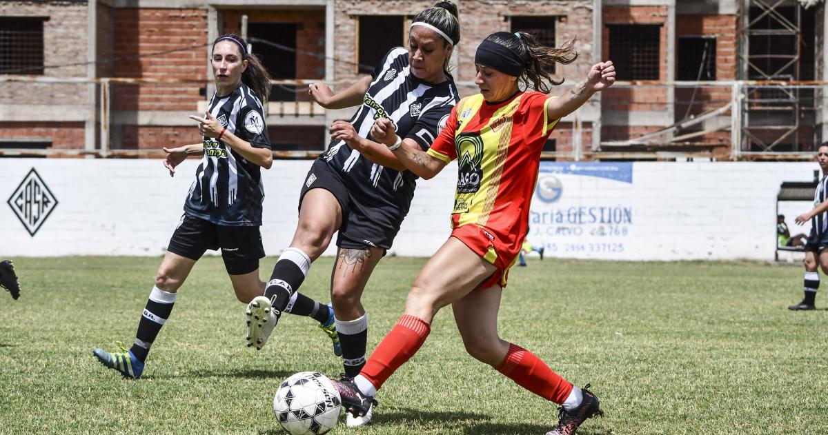 Las jugadoras de f�tbol femenino reclaman mayor acompañamiento