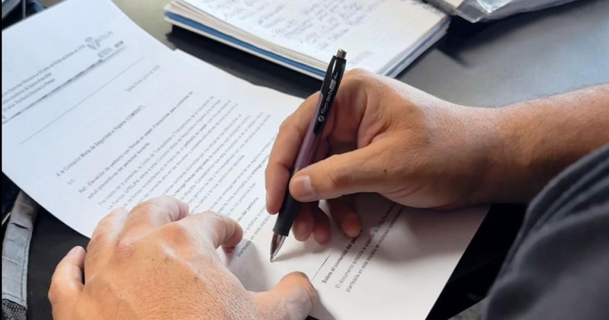 Las firmas se presentaron en la mesa que discute condiciones laborales