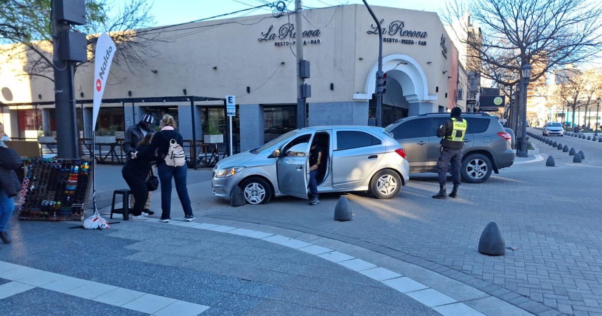 Otra vez los bolardos se llevaron puesto otro vehículo