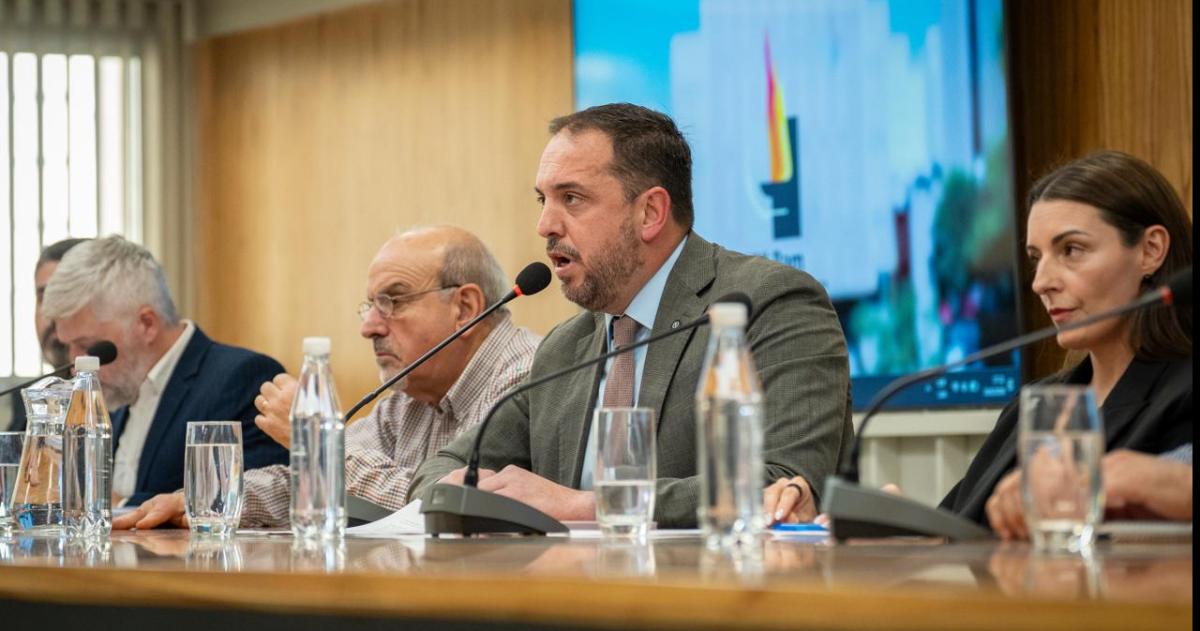 El jefe comunal participó de manera sorpresiva de la audiencia p�blica en la UNLPam
