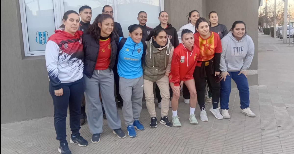 Las jugadoras se manifestaron en la sede de la Liga Cultural