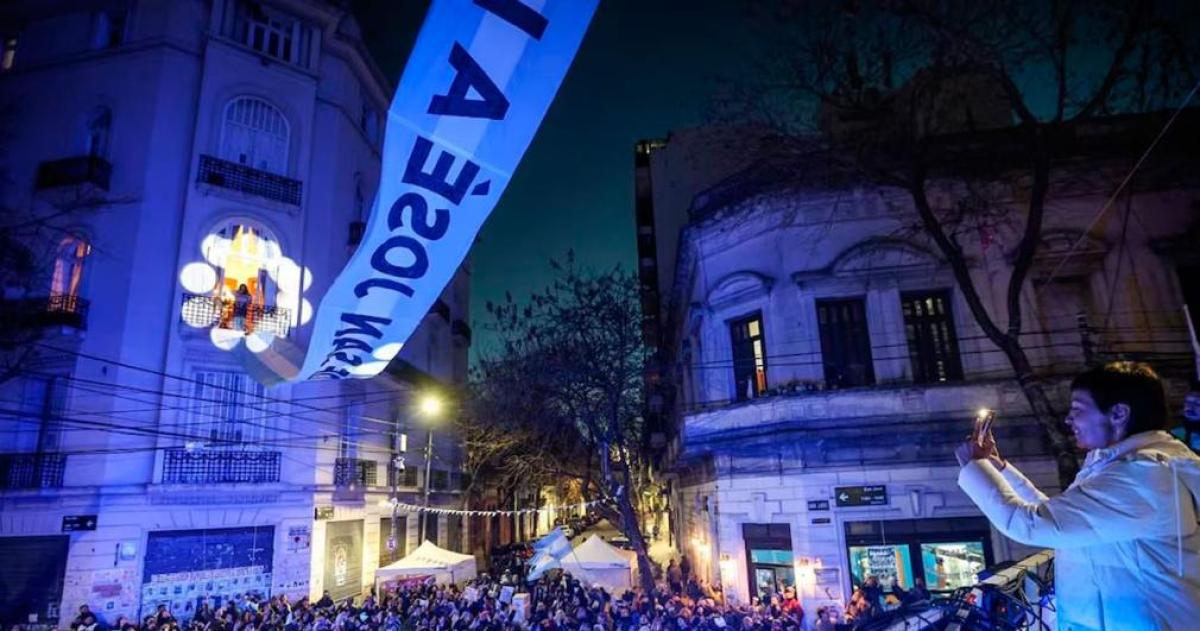El Tribunal Oral Federal N� 2 advirtió a Cristina Kirchner tras la instalación de una bandera frente a su domicilio y le recordó que debe respetar las condiciones impuestas para mantener el beneficio de la prisión domiciliaria