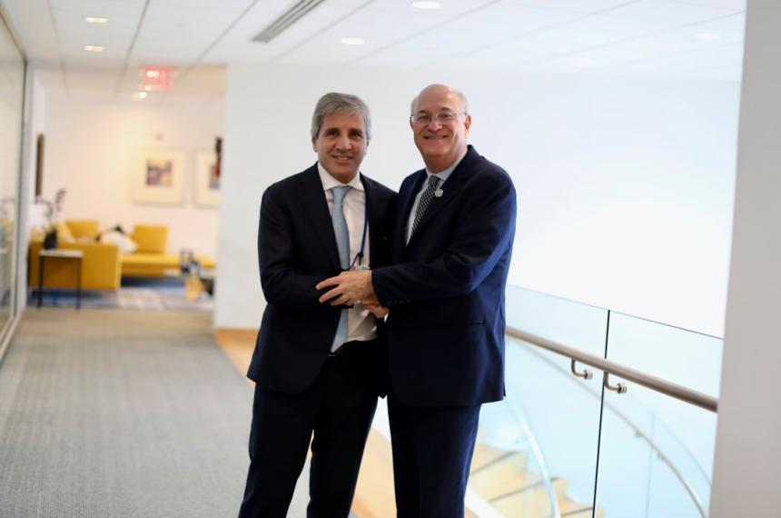 Luis Caputo junto al presidente del BID Ilan Goldfajn