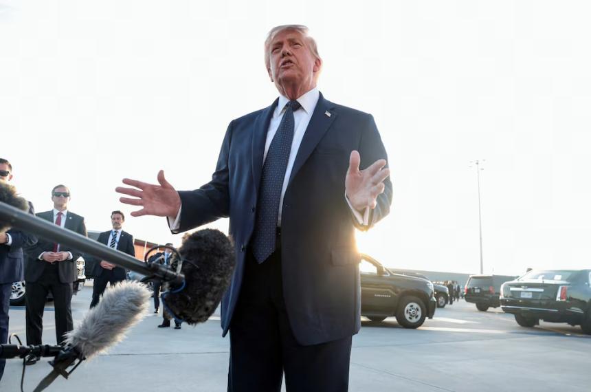 Donald Trump presidente de los Estados Unidos en el aeropuerto de Orly