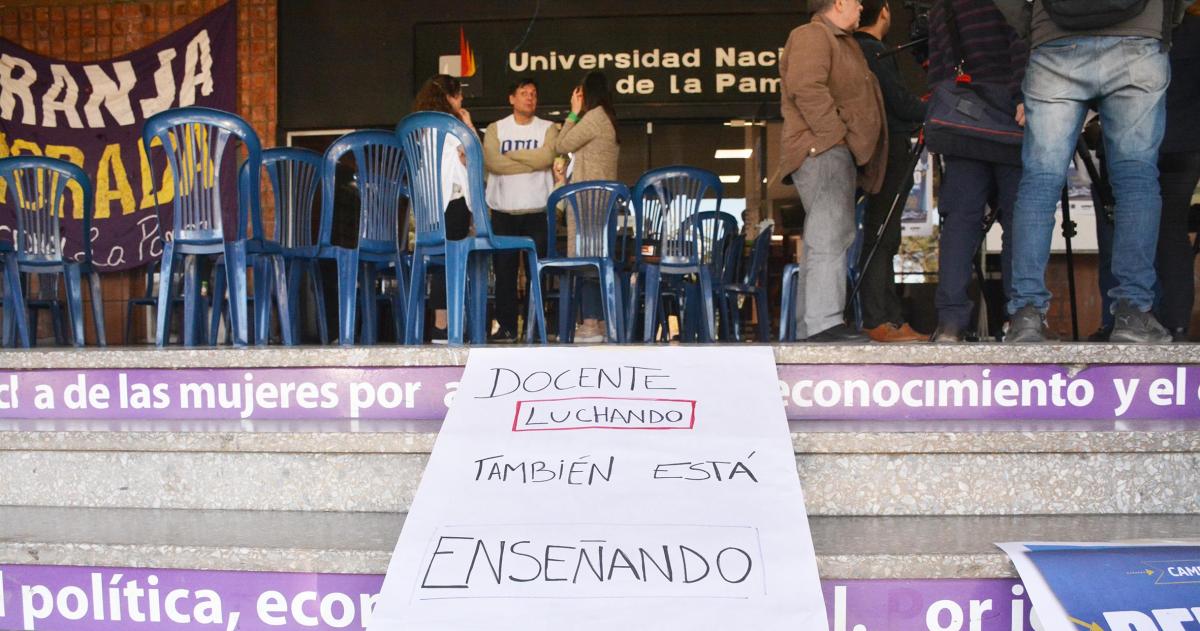 La medida de fuerza se desarrolla en el marco de un conflicto que las organizaciones gremiales universitarias sostienen desde 2023