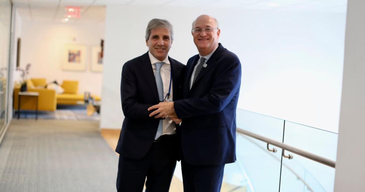 Luis Caputo junto al presidente del BID Ilan Goldfajn