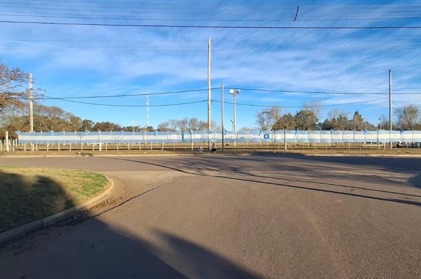 Una bandera con cien metros de extensión luce en el predio gaucho Emiliano García