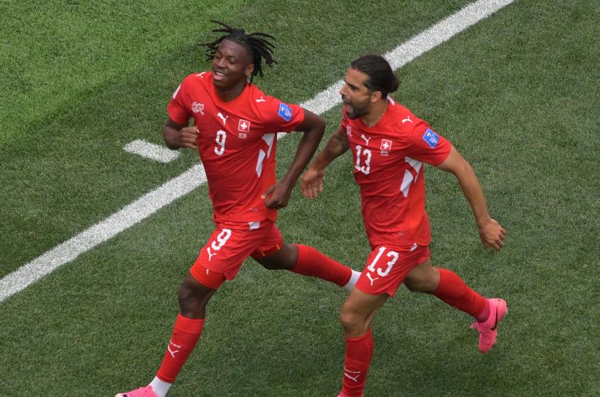 Mazambi le cambió la cara a Suiza que venció 4-1 a Bosnia
