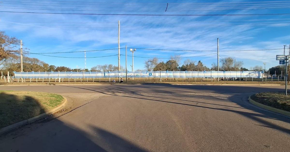 Una bandera con cien metros de extensión luce en el predio gaucho Emiliano García