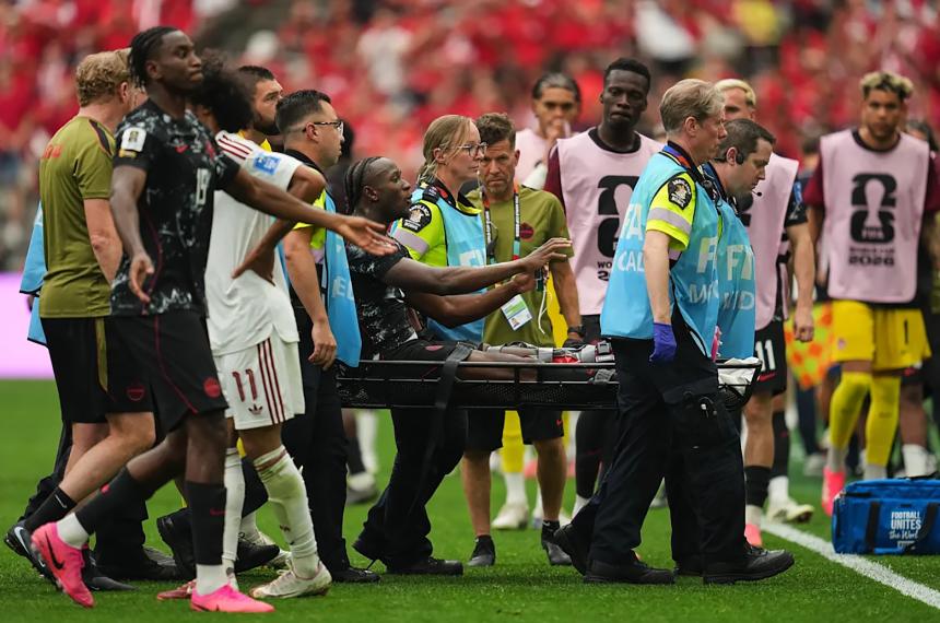 Un momento de tensión se vivió con la grave lesión de Ismaël Koné que tendría fractura de tibia y peroné
