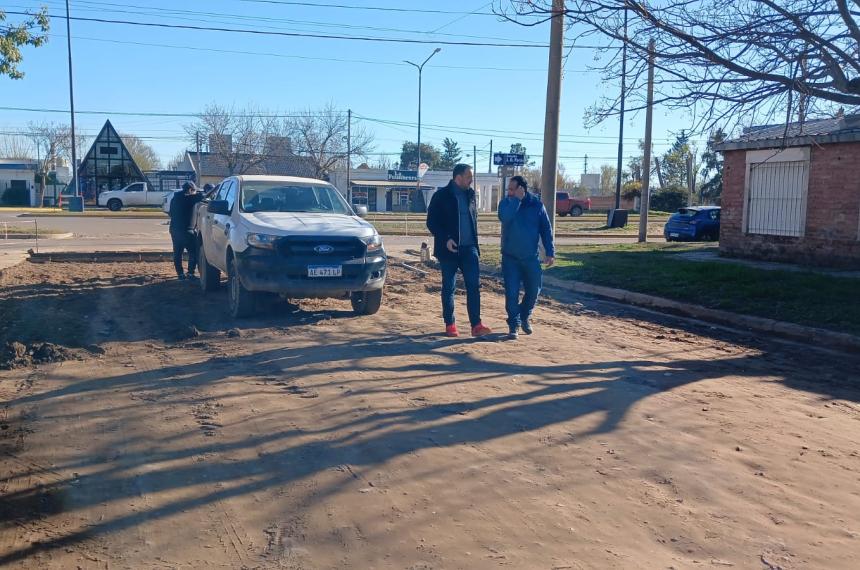 El intendente caminando la calle en Villa Parque