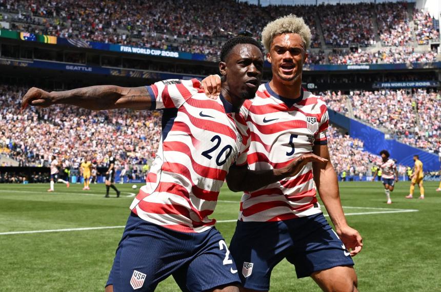Balogun y Robinson festejan el primer gol de los locales