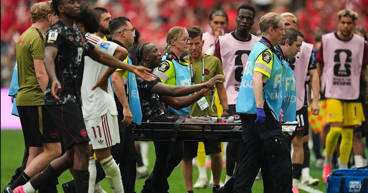 Un momento de tensión se vivió con la grave lesión de Ismaël Koné que tendría fractura de tibia y peroné
