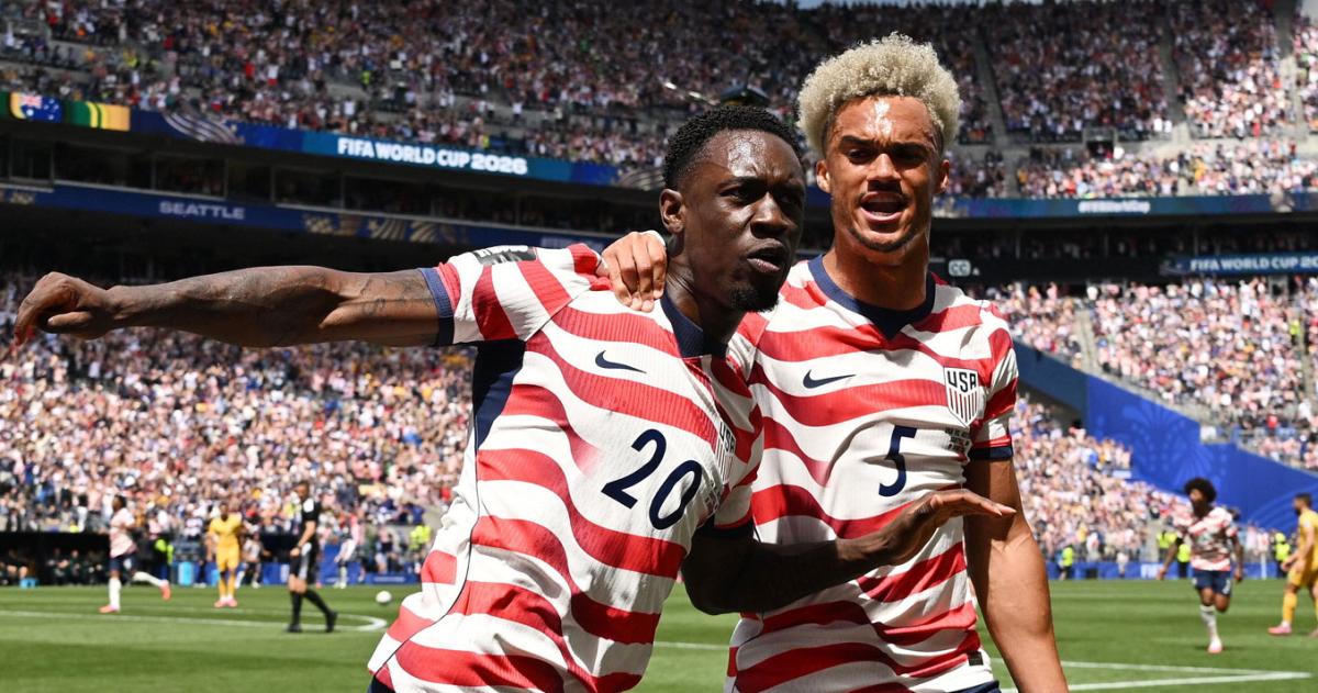 Balogun y Robinson festejan el primer gol de los locales