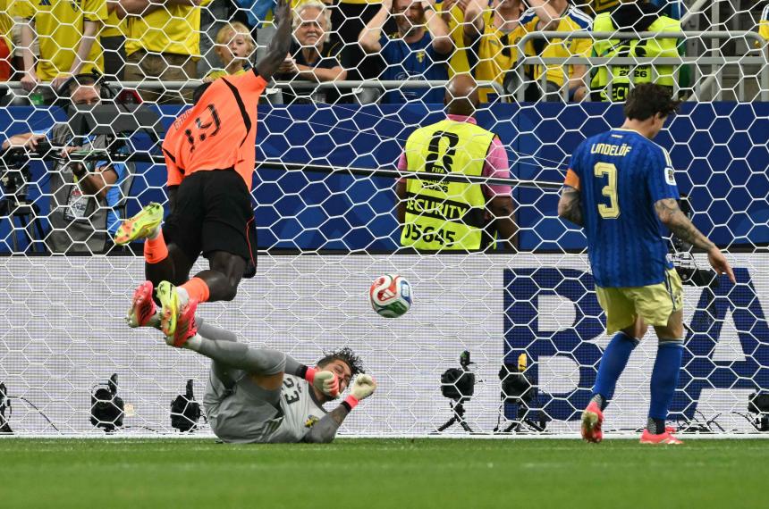 Brobbey vence al arquero Nordfeldt para uno de los tantos de la goleada neerlandesa