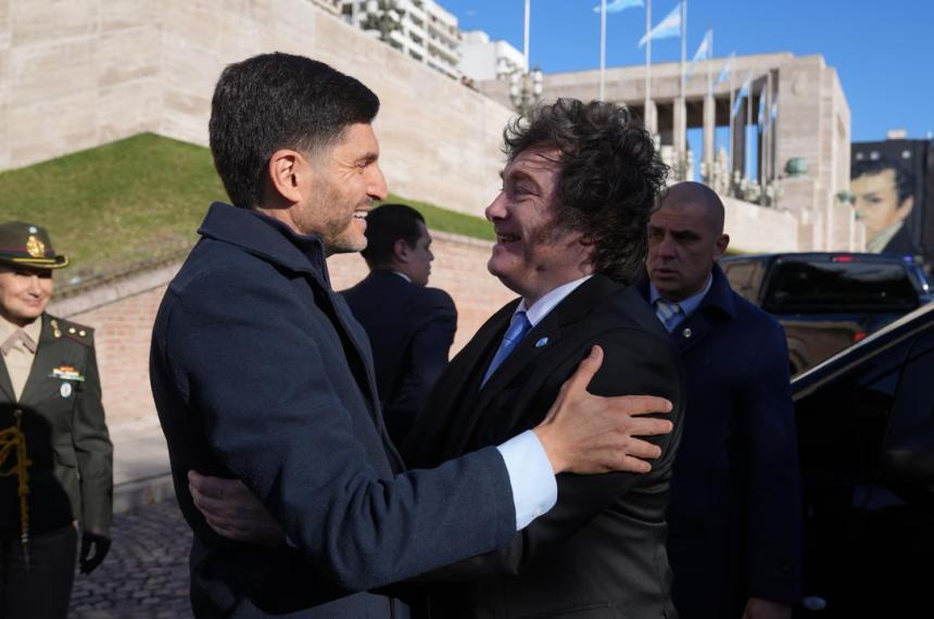 El gobernador Maximiliano Pullaro junto al presidente Javier Milei
