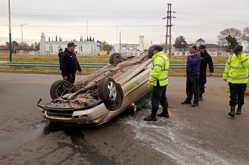El auto sufrió serios daños por el vuelco
