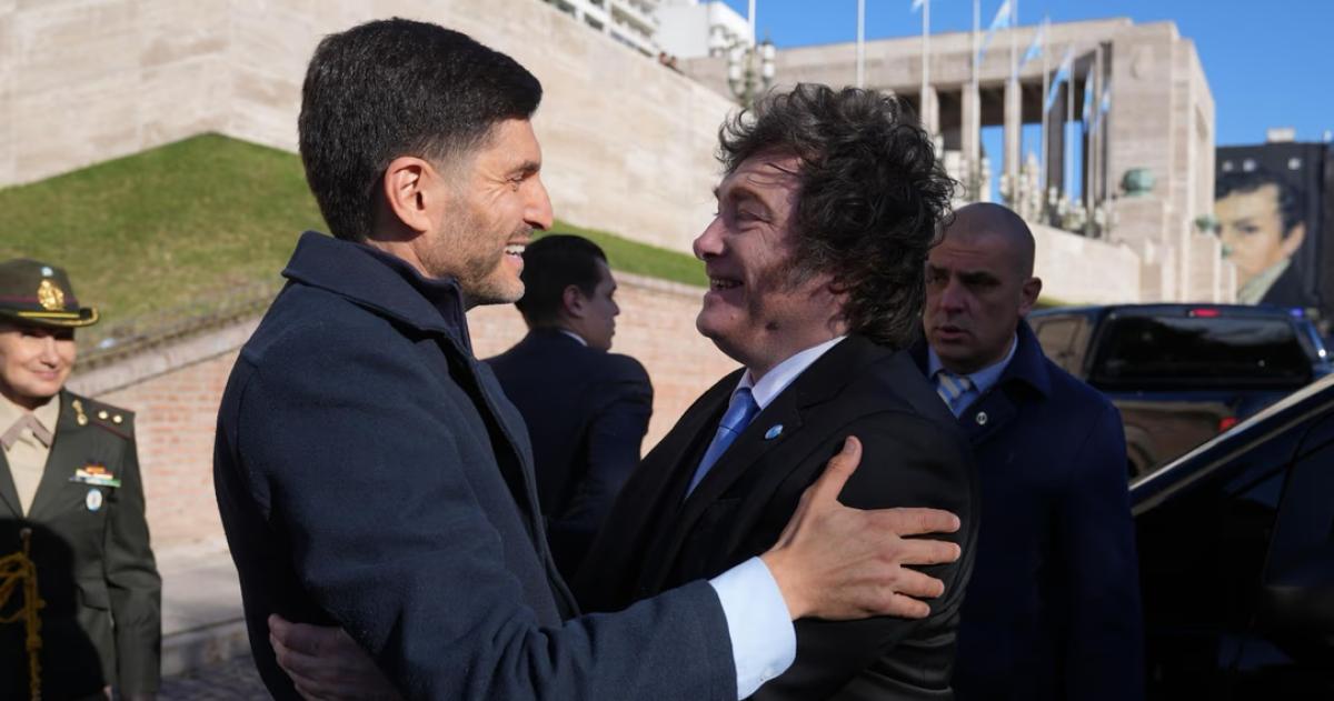 El gobernador Maximiliano Pullaro junto al presidente Javier Milei