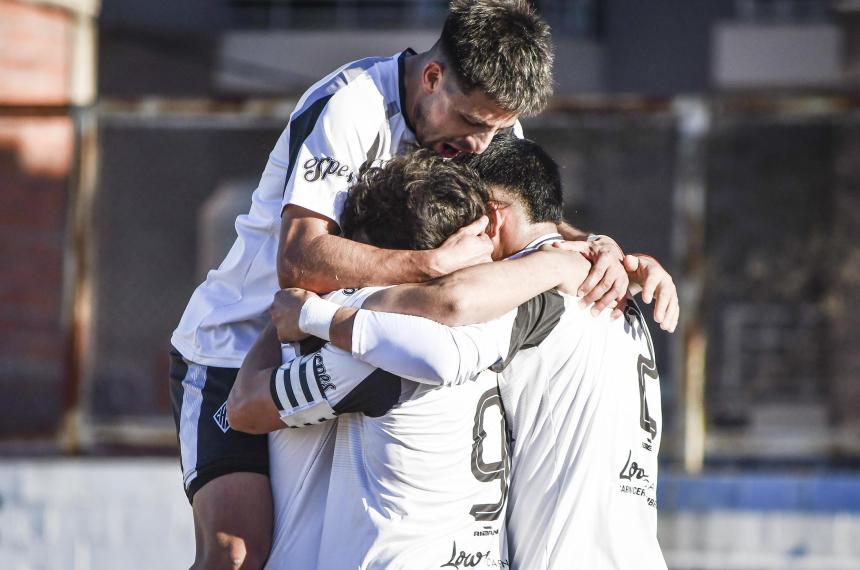 Santa Rosa goleó y aseguró el segundo lugar en su zona