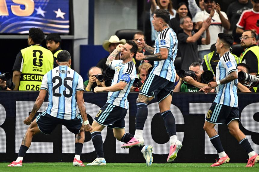 El equipo de Messi- los compañeros festejan con el 10 el primer tanto ante Austria