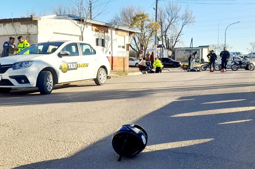 La escena del accidente en San Martín Oeste y Falucho Uno de los cascos que perdió uno de los motociclistas
