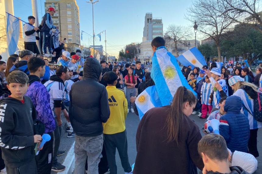 Las plazas y principales avenidas se tiñeron de celeste y blanco
