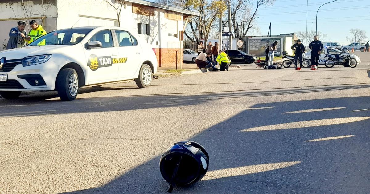 La escena del accidente en San Martín Oeste y Falucho Uno de los cascos que perdió uno de los motociclistas