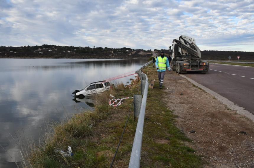 La camioneta de la tragedia recuperada este martes a la mañana de las aguas del Bajo Giuliani