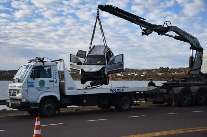 La camioneta de la tragedia recuperada este martes a la mañana de las aguas del Bajo Giuliani