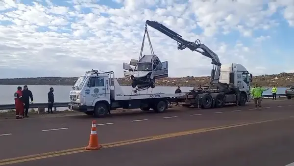 La camioneta de la tragedia recuperada este martes a la mañana de las aguas del Bajo Giuliani