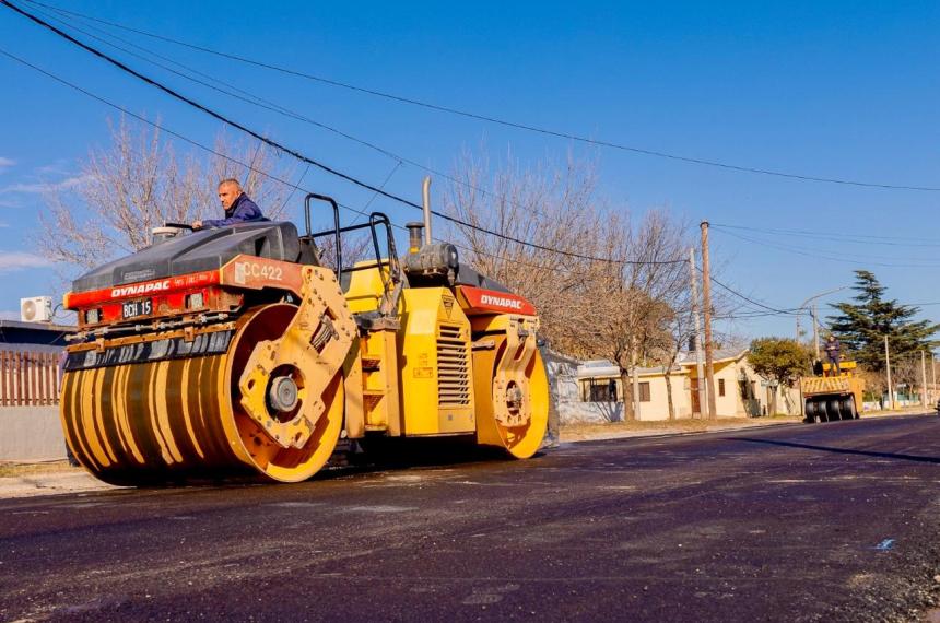 Las tareas que se extienden sobre la calle Anza entre Pío XII y Chile fueron ejecutadas con insumos de la planta de asfalto municipal y personal de la comuna