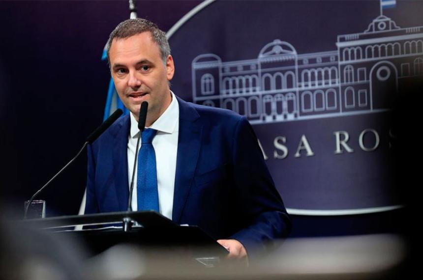 Manuel Adorni suspendió su presentación en el Senado en medio de negociaciones políticas y crecientes presiones de la oposición para avanzar con pedidos de interpelación