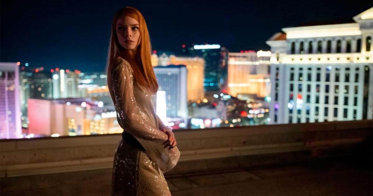 Luciana Lucky Armstrong (Anya Taylor-Joy) una estafadora criada en un peligroso entorno criminal por su padre
