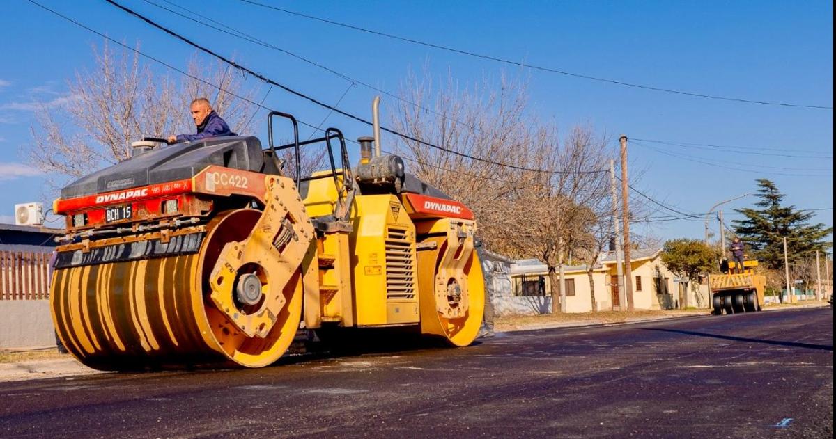 Las tareas que se extienden sobre la calle Anza entre Pío XII y Chile fueron ejecutadas con insumos de la planta de asfalto municipal y personal de la comuna