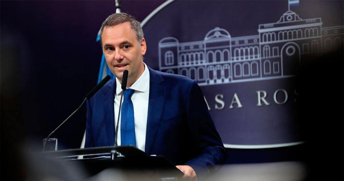 Manuel Adorni suspendió su presentación en el Senado en medio de negociaciones políticas y crecientes presiones de la oposición para avanzar con pedidos de interpelación