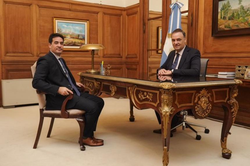 El designado vocero presidencial Adripan Ravier con el jefe de Gabinete Manuel Adorni