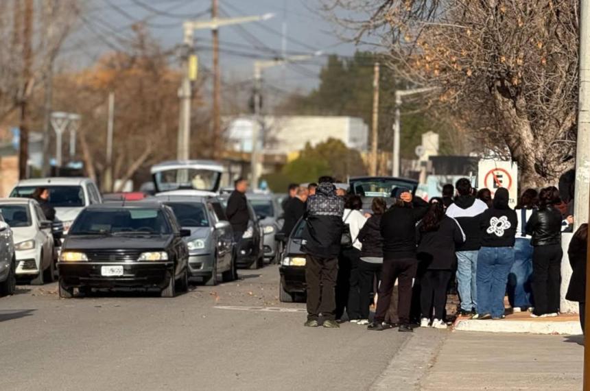 El cortejo que despidió los restos de Cristina Olga y Rosa Sosa en un día gris de 25 de Mayo