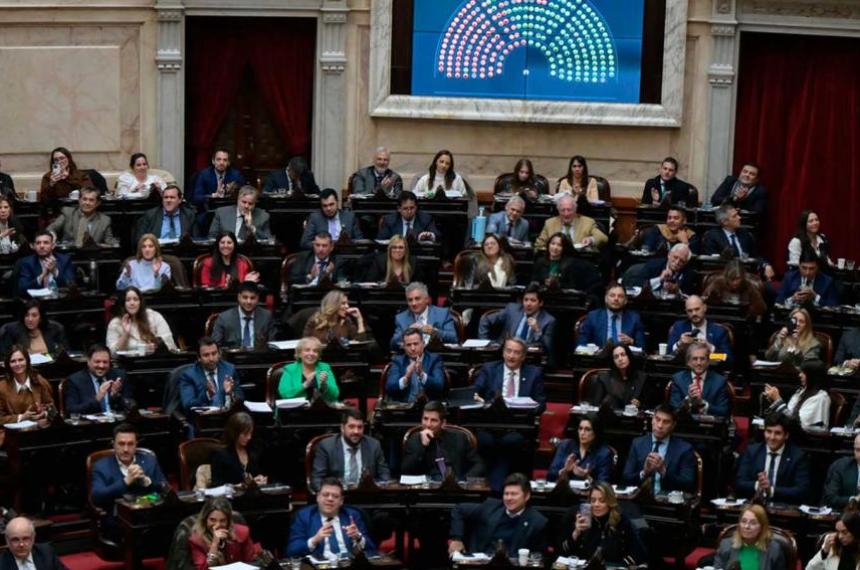 La C�mara de Diputados aprobó el pago de US 171 millones a dos fondos acreedores y el oficialismo consiguió frenar por ahora los intentos opositores de avanzar con una interpelación contra Manuel Adorni