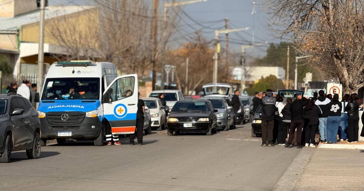 El cortejo que despidió los restos de Cristina Olga y Rosa Sosa en un día gris de 25 de Mayo