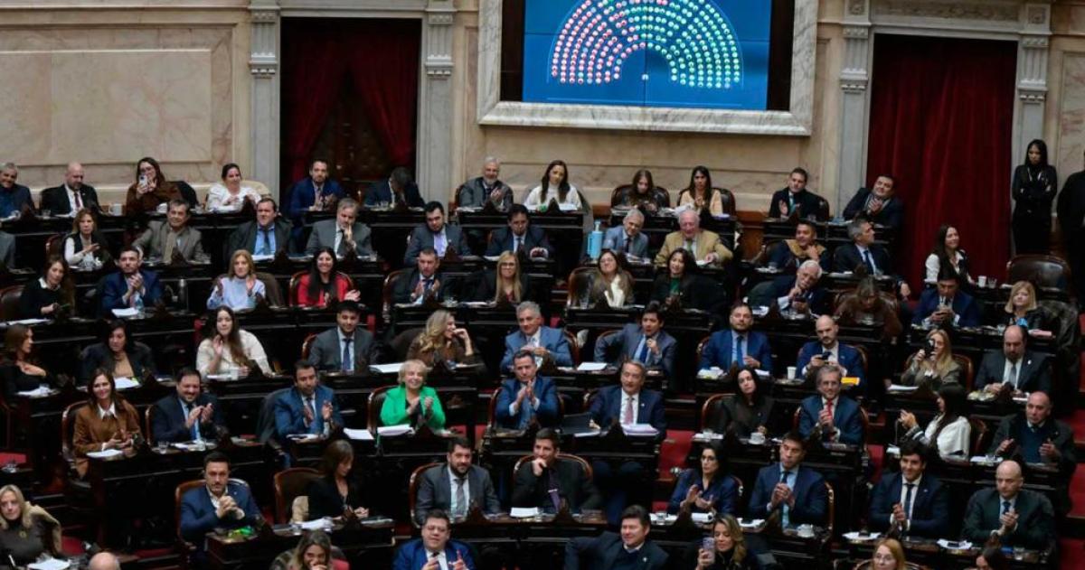 La C�mara de Diputados aprobó el pago de US 171 millones a dos fondos acreedores y el oficialismo consiguió frenar por ahora los intentos opositores de avanzar con una interpelación contra Manuel Adorni