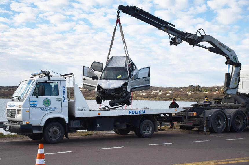 La EcoSport en la que viajaban los hermanos Sosa rescatada de las aguas del Bajo Giuliani