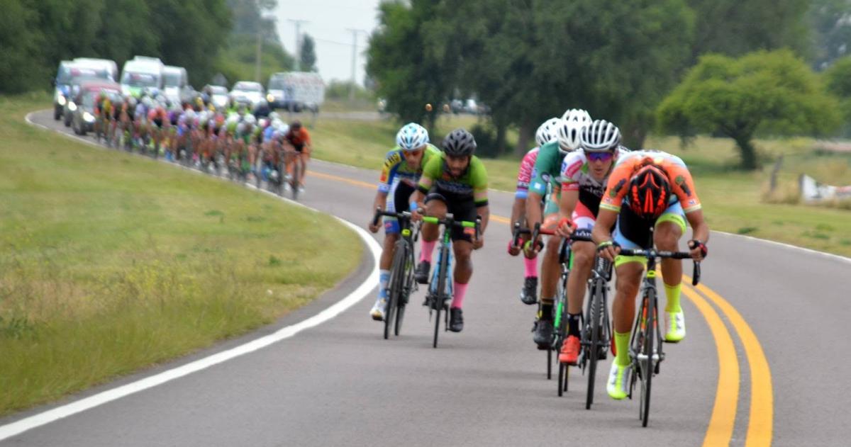 Los mejores del país transitando rutas pampeanas (Foto- JBesi)