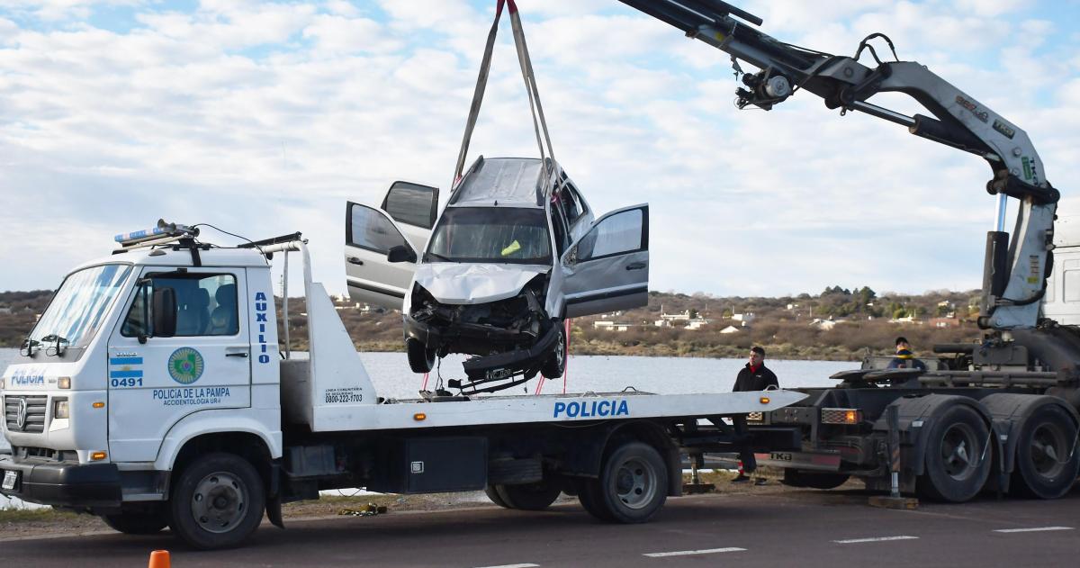 La EcoSport en la que viajaban los hermanos Sosa rescatada de las aguas del Bajo Giuliani